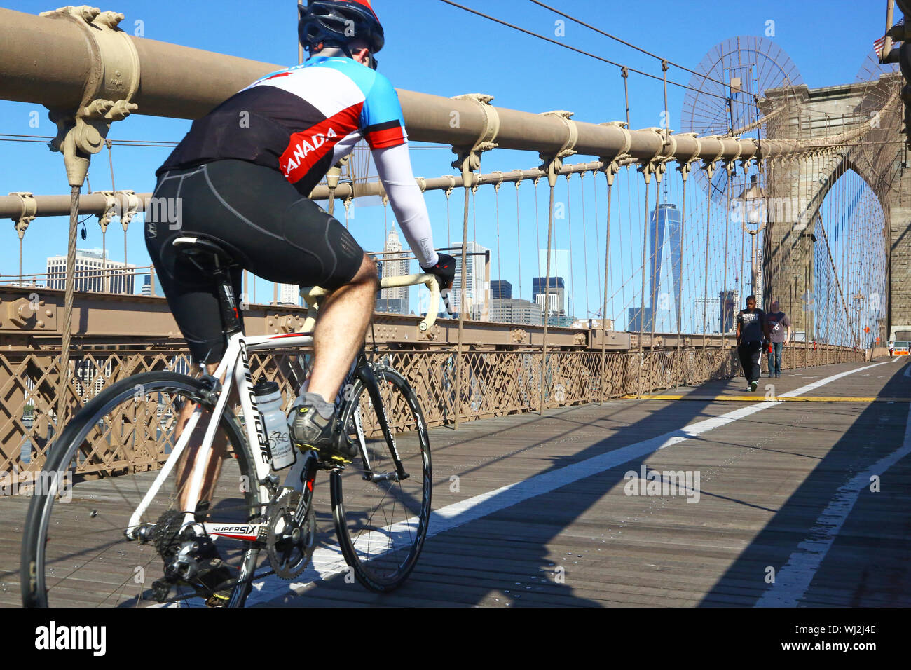 Ponte di Brooklyn a New York. Un ciclista sulla via pedonale. Foto Stock