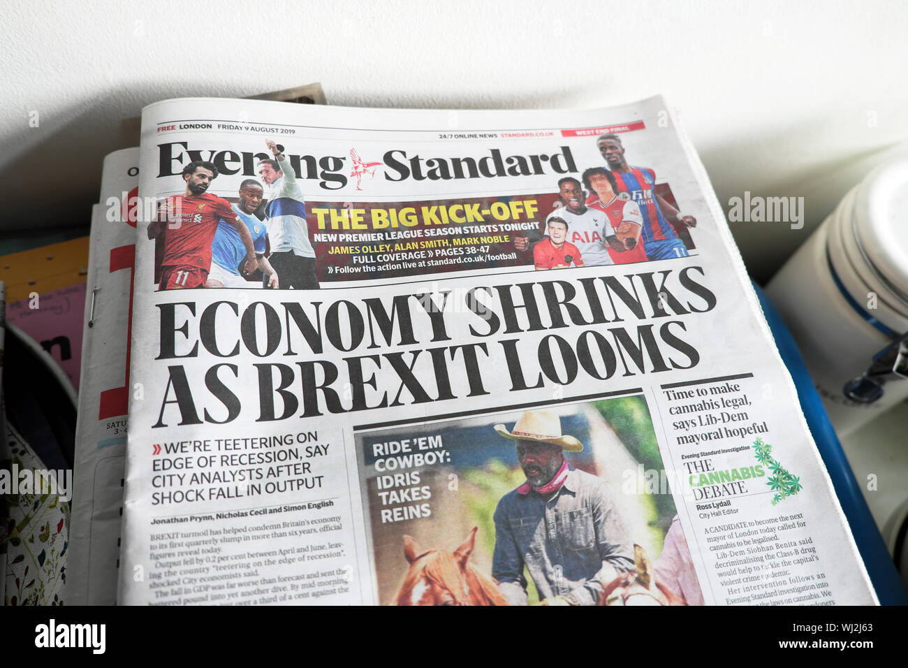 Evening Standard titolo di giornale sul lato anteriore della pagina "Economia si restringe come telai Brexit' 9 agosto 2019 LONDON REGNO UNITO Foto Stock