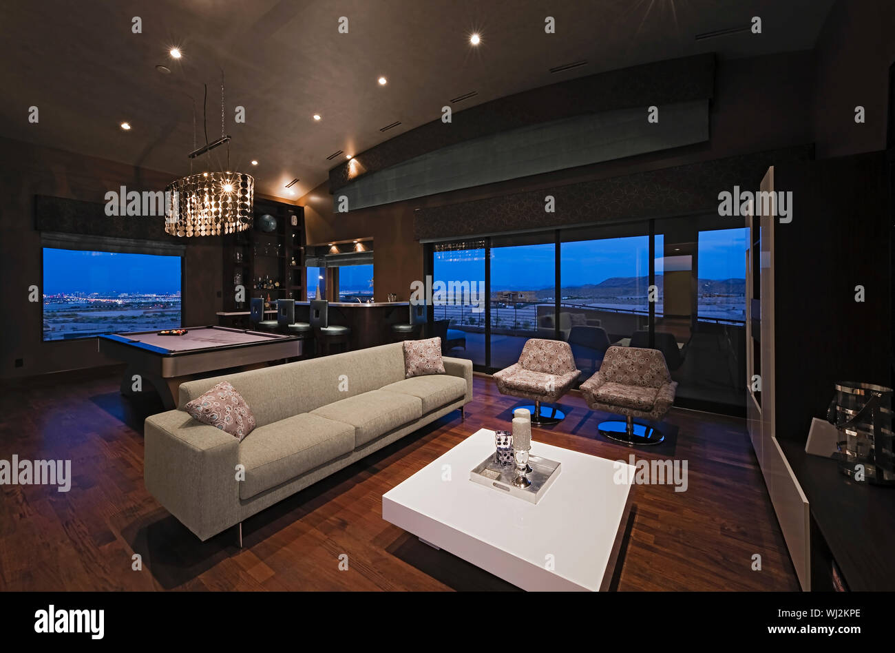 Moderno salotto a pianta aperta con banco bar e tavolo da biliardo Foto  stock - Alamy