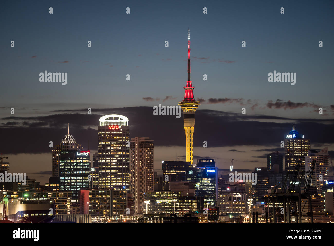 Skyline di Auckland e torre della città, vista dal Devonport, al tramonto Foto Stock