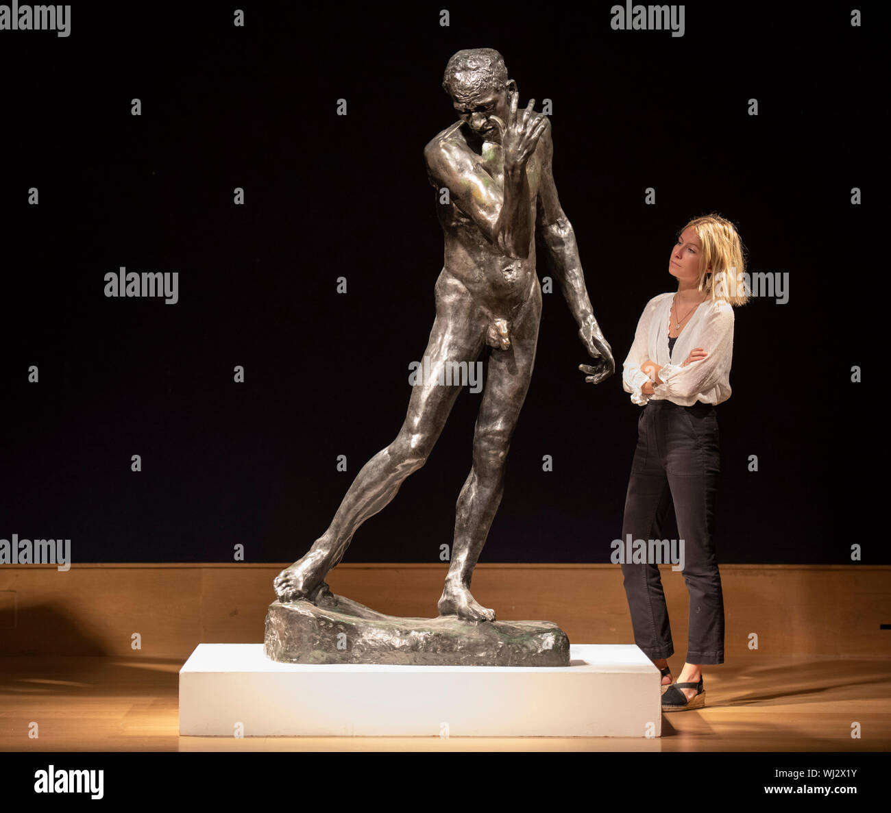 Bonhams, New Bond Street, Londra, Regno Unito. Il 3 settembre 2019. Un gruppo eccezionale di bronzi di Auguste Rodin dalla collezione di Sir Warwick e Lady Fairfax, uno di Australia le più importanti famiglie, sulla vista prima della vendita il 10 ottobre. Immagine: monumentale figura di Pierre de Wissant. L'ONU des Bourgeois de Calais: Ètude de nu monumentale pour Pierre de Wissant, seduto nella grande hall del Fairfax's home, Fairwater. Preventivo: £400,000-600,000. Credito: Malcolm Park/Alamy Live News. Foto Stock