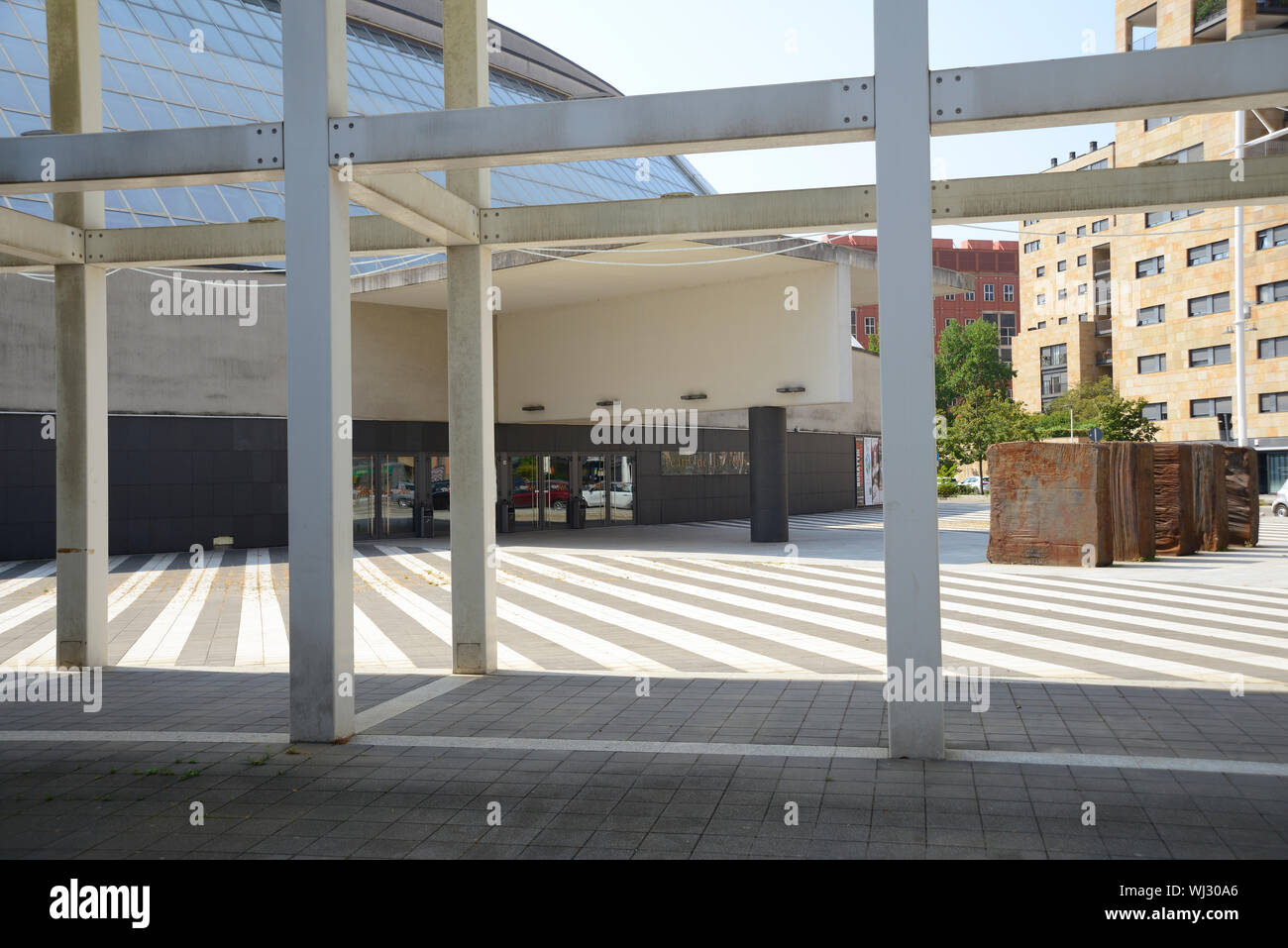 L'Italia, Milano, quartiere Bicocca, teatro Teatro Arcimboldi da Gregotti Studio datato 2002 destra Scogliere di scultura di Giuseppe Spagnulo datata 2002 Foto Stock