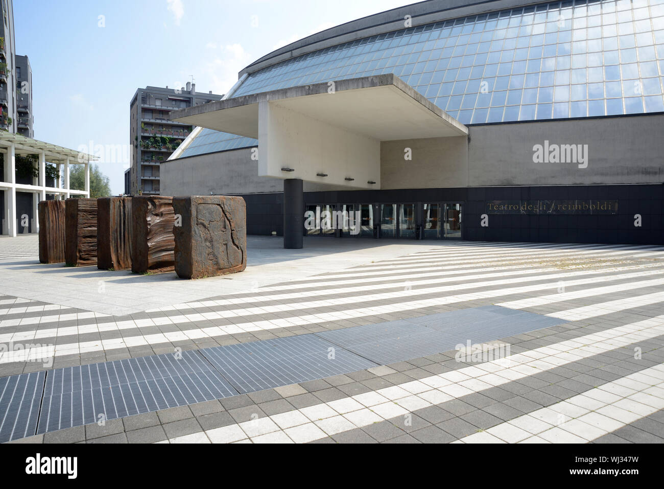 L'Italia, Milano, quartiere Bicocca, teatro Teatro Arcimboldi da Gregotti Studio datato 2002 sinistra Scogliere di scultura di Giuseppe Spagnulo datata 2002 Foto Stock