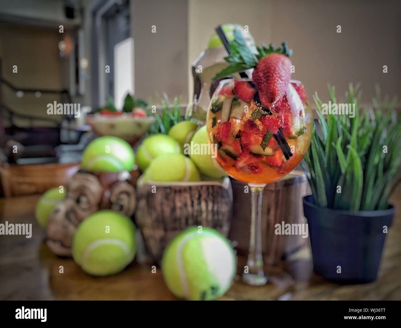 Close-up di trito di frutta nel bicchiere da palle da tennis su tavola Foto  stock - Alamy