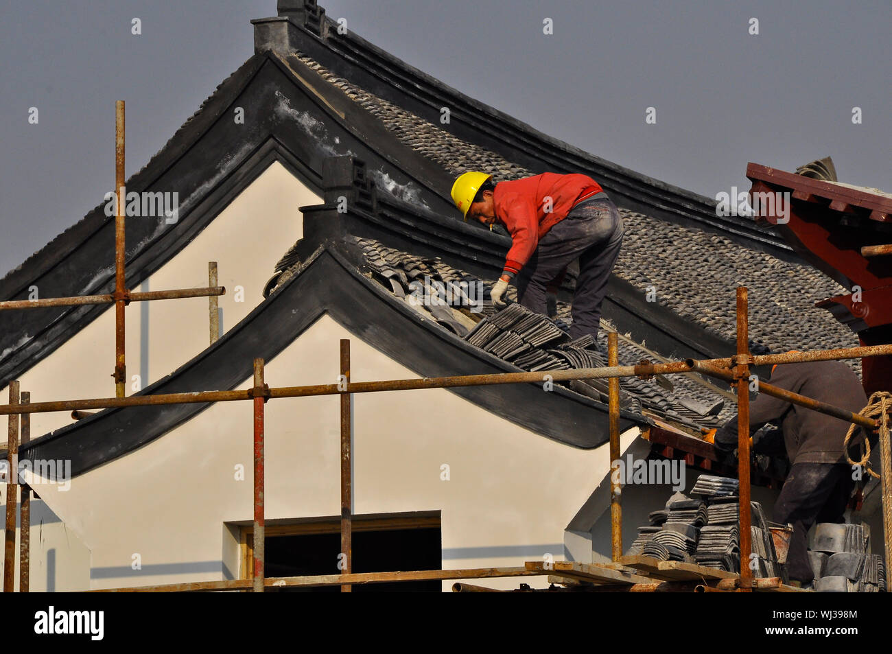 Un commercianti costruisce un tetto a pagoda in Nantong Cina Foto Stock