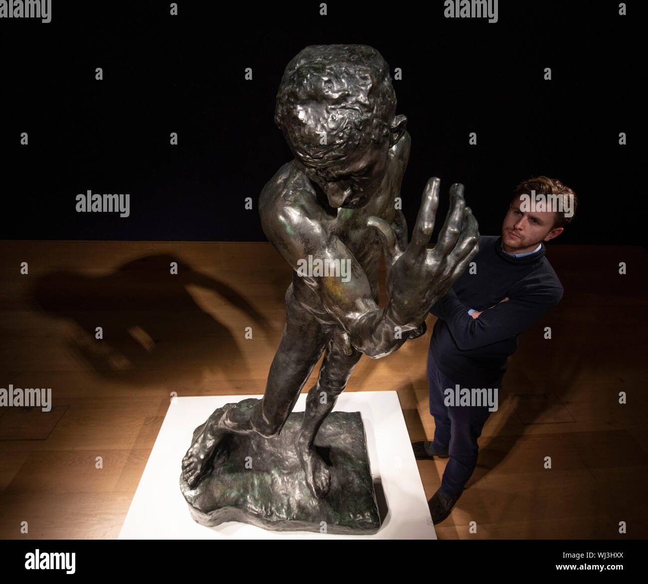 Bonhams, New Bond Street, Londra, Regno Unito. Il 3 settembre 2019. Un gruppo eccezionale di bronzi di Auguste Rodin dalla collezione di Sir Warwick e Lady Fairfax, uno di Australia le più importanti famiglie, sulla vista prima della vendita il 10 ottobre. Immagine: monumentale figura di Pierre de Wissant. L'ONU des Bourgeois de Calais: Ètude de nu monumentale pour Pierre de Wissant, seduto nella grande hall del Fairfax's home, Fairwater. Preventivo: £400,000-600,000. Credito: Malcolm Park/Alamy Live News. Foto Stock