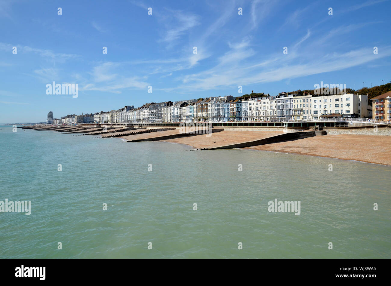 Una vista del lungomare di Hastings e esplanade dal molo. Foto Stock