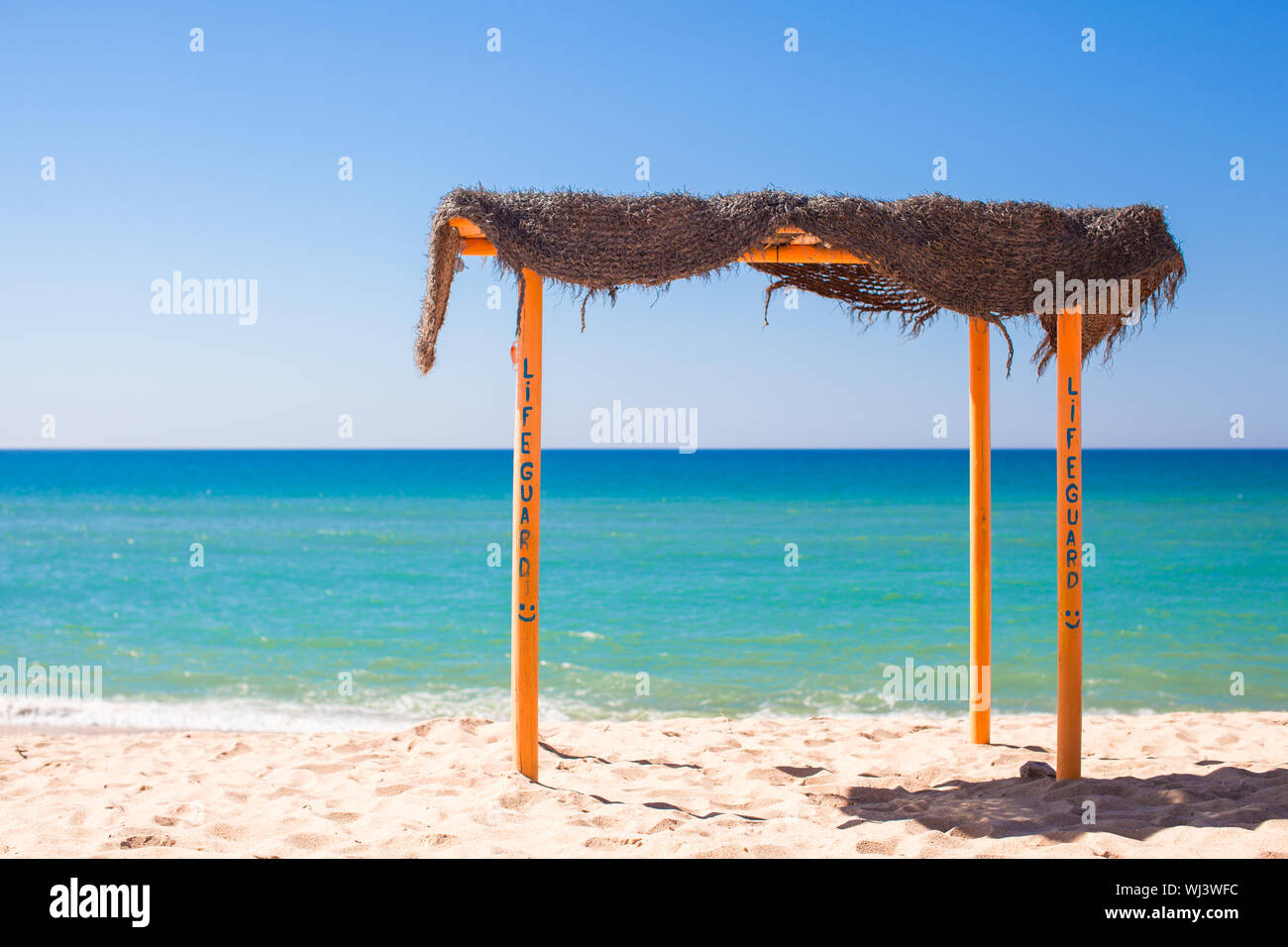 Piccola tettoia a vuoto spiaggia tropicale sulla costa atlantica Foto Stock