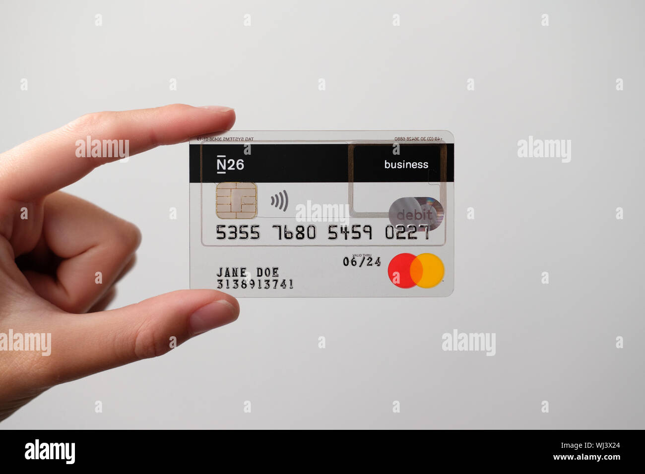 N26 trasparente carte di credito aziendali detenute direttamente dalla mano  femminile Foto stock - Alamy