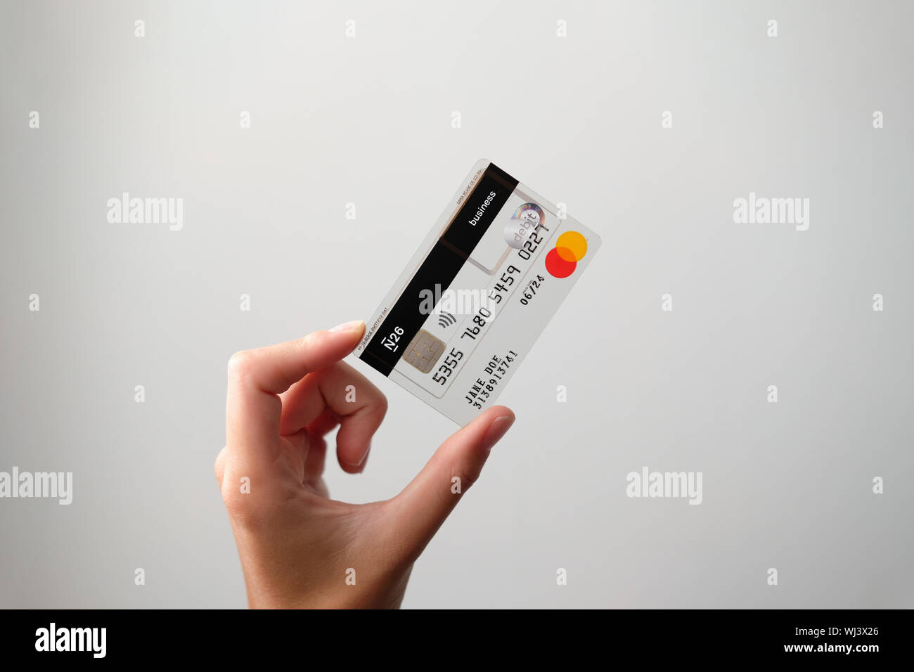 N26 trasparente carta di credito business tenuto inclinato da mano  femminile Foto stock - Alamy
