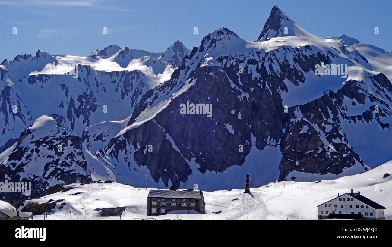Il colle del Gran San Bernardo in Svizzera guardando verso l'Italia con il Grand Golliat mountain in background Foto Stock