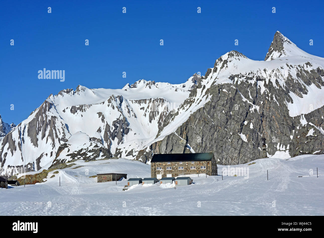 Il colle del Gran San Bernardo in Svizzera che si affaccia sul lago ghiacciato e verso la Grand Golliat in Italia Foto Stock