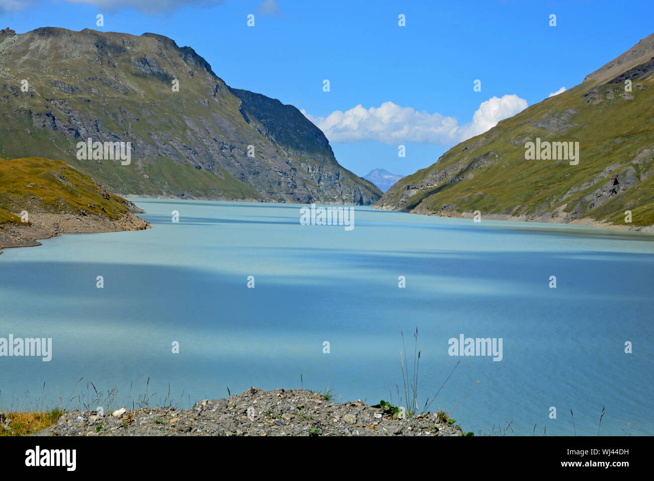 Grande Dixence Dam nel sud della Svizzera con il Dix Lago, alimentati da oltre 100km di gallerie d'acqua, fornendo energia pulita a Swizerland. Foto Stock