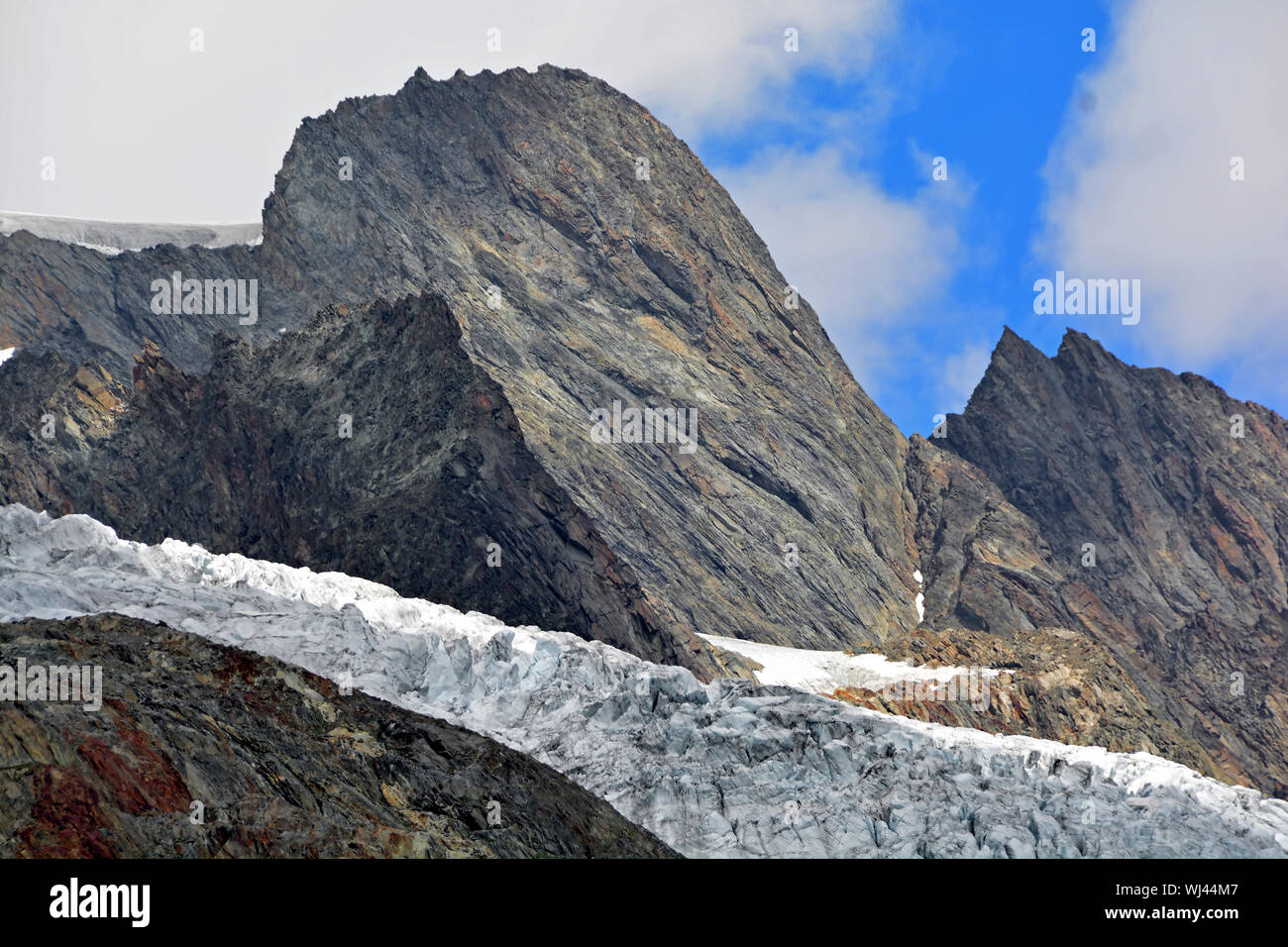 La Cresta Anungrat scendendo dal Mittaghorn al di sopra della valle Lotschtal nelle Alpi Bernesi, Svizzera Foto Stock