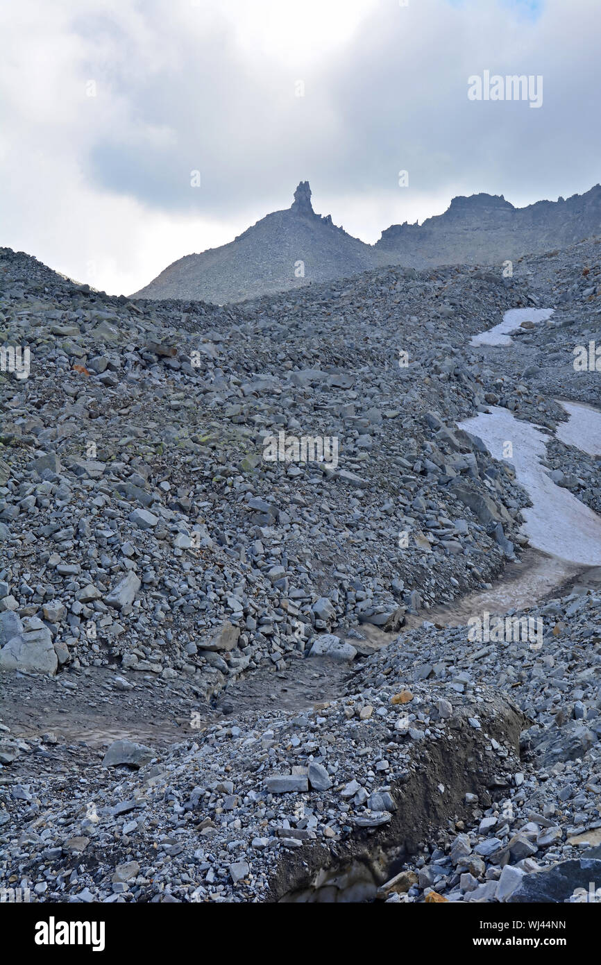 La cupa Chriegalp passano sul confine tra Svizzera e Italia con la roccia ricoperti Chriegalp ghiacciaio in primo piano Foto Stock