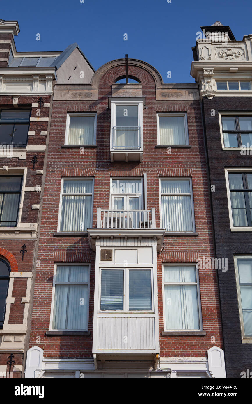 Il dettaglio delle case di Amsterdam, Paesi Bassi. Il rinnovato tipiche facciate di edifici. Foto Stock