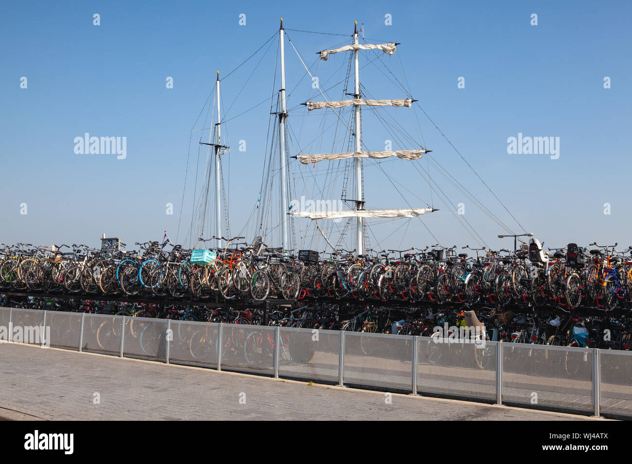 La storia dei Paesi Bassi in una sola immagine da Amsterdam. Barca a vela è storia, la bicicletta è la presenza. Foto Stock
