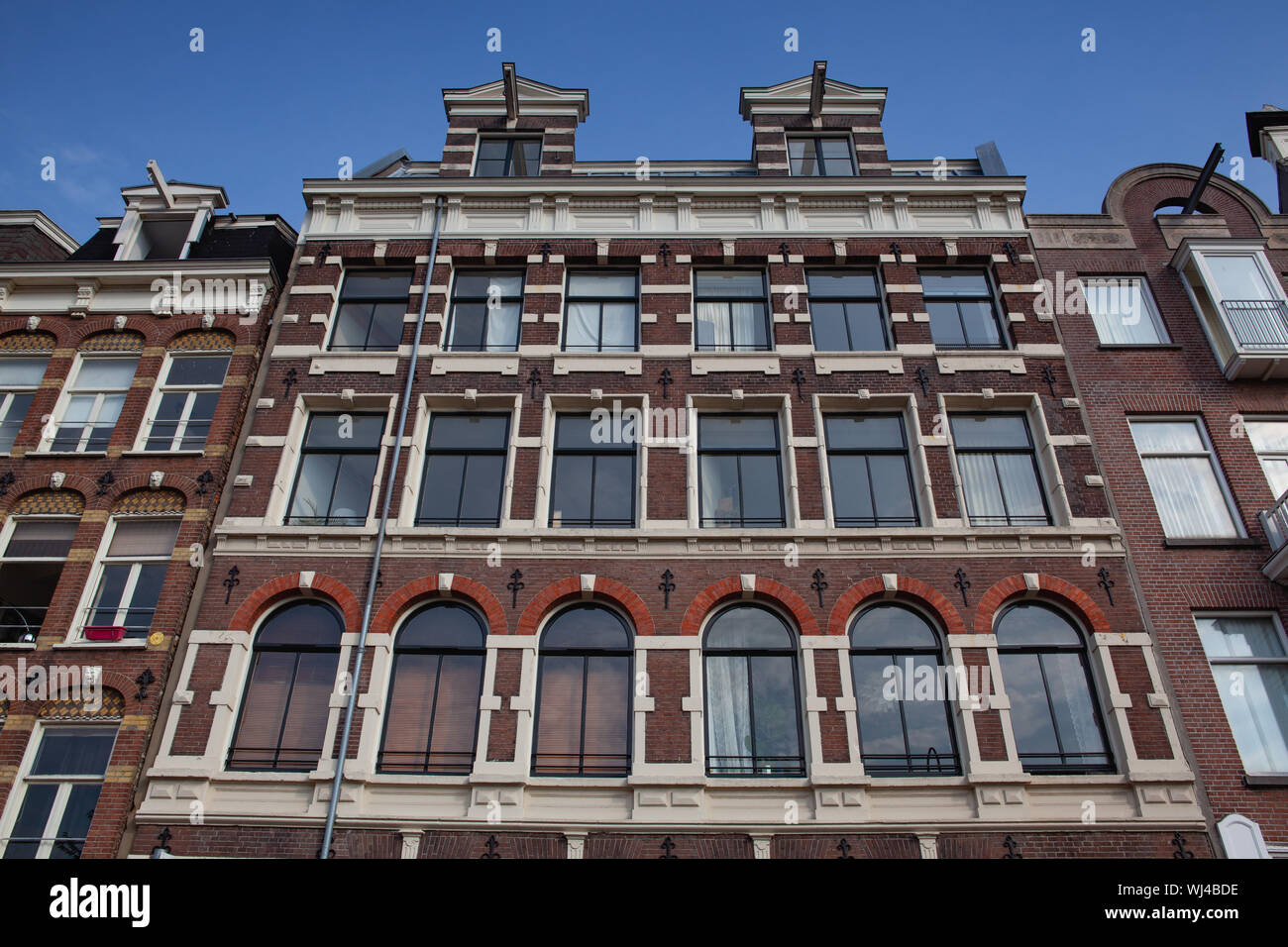 Il dettaglio delle case di Amsterdam, Paesi Bassi. Il rinnovato tipiche facciate di edifici. Foto Stock