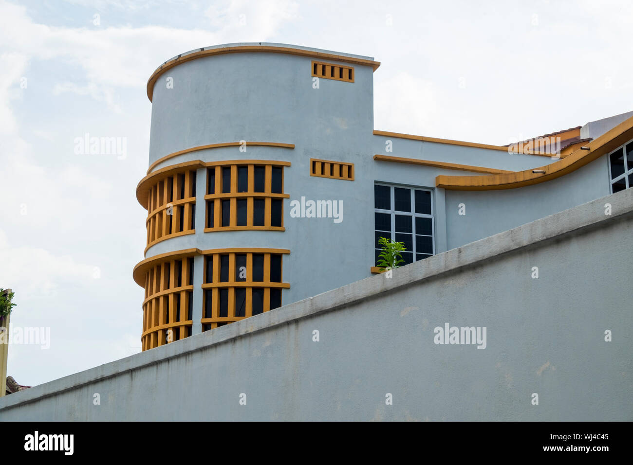 Finestra curva e i dettagli di una architettura Art Deco edificio era in Ipoh, Malaysia. Foto Stock
