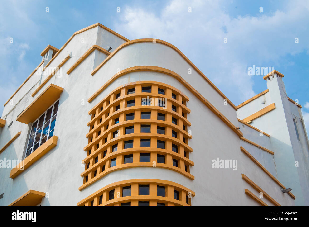 Finestra curva e i dettagli di una architettura Art Deco edificio era in Ipoh, Malaysia. Foto Stock