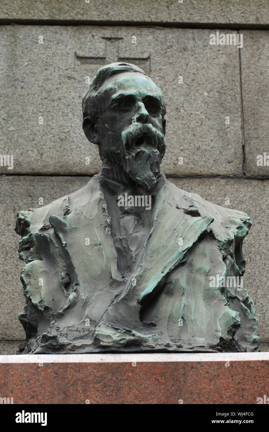 Tomba di statista russo e uomo politico Sergey Muromtsev (1850 - 1910) presso il Cimitero di Donskoye a Mosca, in Russia. Sergey Muromtsev era il presidente della Prima duma imperiale eletto dopo il manifesto di ottobre nel 1906. Il busto in bronzo sulla tomba fu progettato da scultore russo Paolo Troubetzkoy (1912). Foto Stock