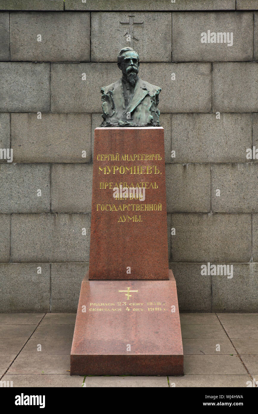 Tomba di statista russo e uomo politico Sergey Muromtsev (1850 - 1910) presso il Cimitero di Donskoye a Mosca, in Russia. Sergey Muromtsev era il presidente della Prima duma imperiale eletto dopo il manifesto di ottobre nel 1906. Il busto in bronzo sulla tomba fu progettato da scultore russo Paolo Troubetzkoy (1912). Foto Stock