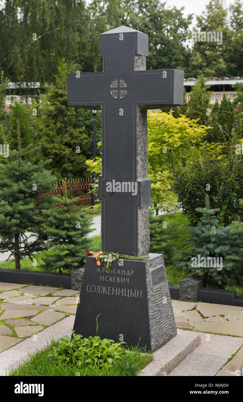 Tomba del romanziere russo Aleksandr Solzhenitsyn (1918 - 2008) nel cimitero del monastero di Donskoy di Mosca, Russia. Foto Stock