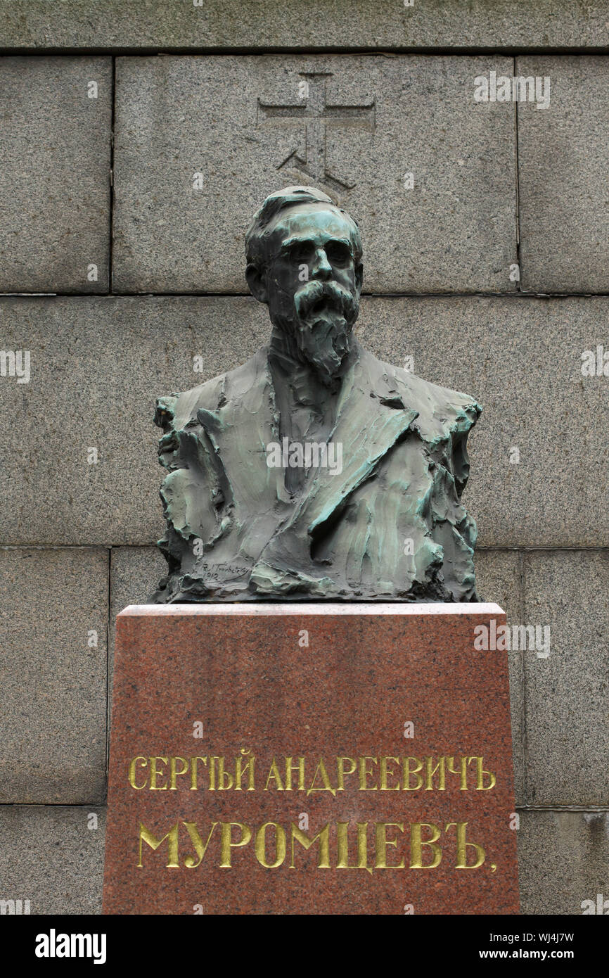 Tomba di statista russo e uomo politico Sergey Muromtsev (1850 - 1910) presso il Cimitero di Donskoye a Mosca, in Russia. Sergey Muromtsev era il presidente della Prima duma imperiale eletto dopo il manifesto di ottobre nel 1906. Il busto in bronzo sulla tomba fu progettato da scultore russo Paolo Troubetzkoy (1912). Foto Stock