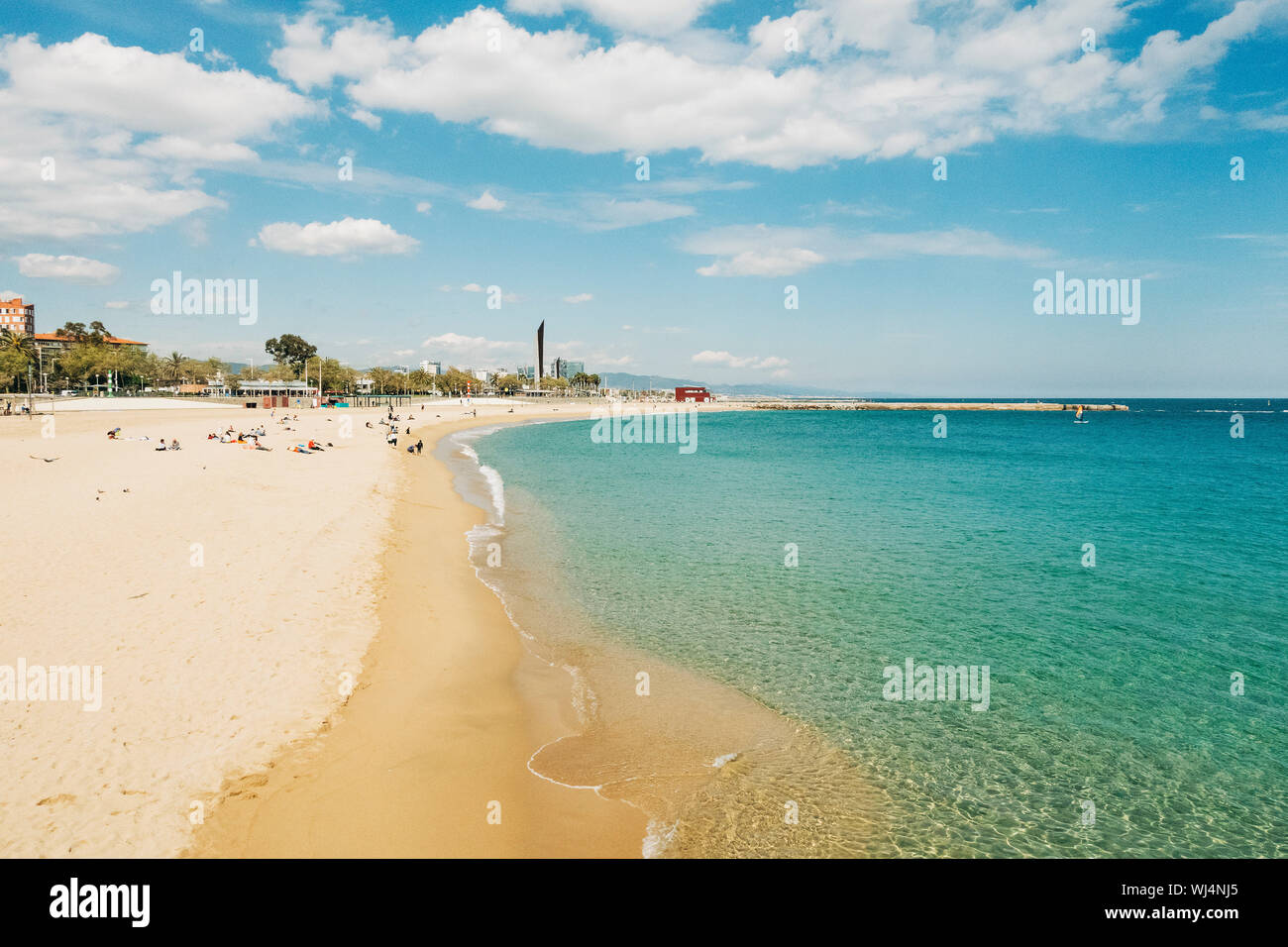I turisti sul soleggiato, summer beach, Platja de la Nova Icari, Barcellona, Spagna Foto Stock