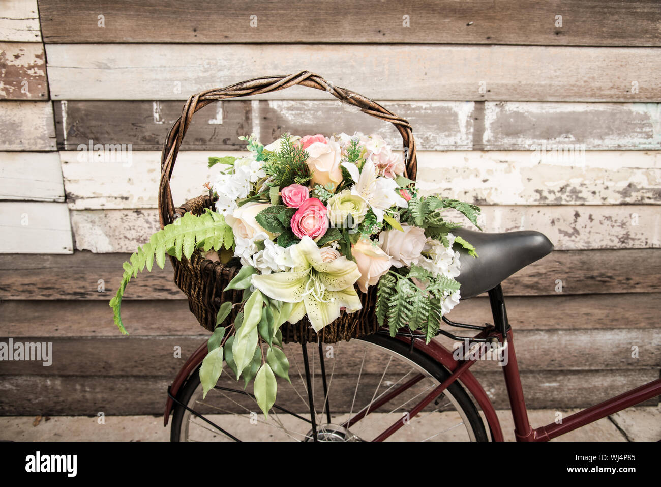 cerco bei cesti di fiori colazione biciclette con fiori d'autunno