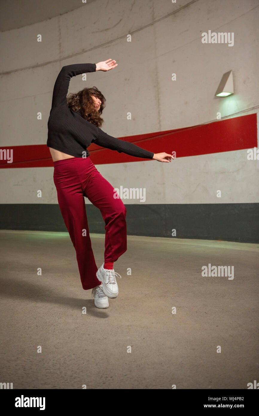 Spensierato giovane donna ballare nel tunnel Foto Stock