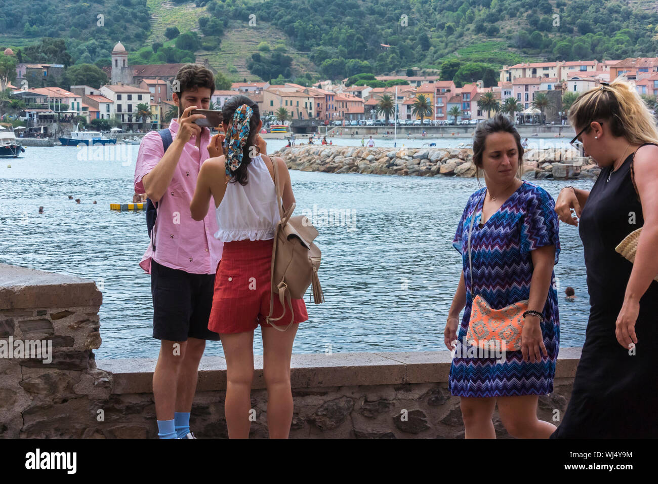 Turisti in visita Seaside Town, Collioure, Francia, un comune nel dipartimento francese meridionale dei Pirenei orientali. Vacanze adolescente Foto Stock