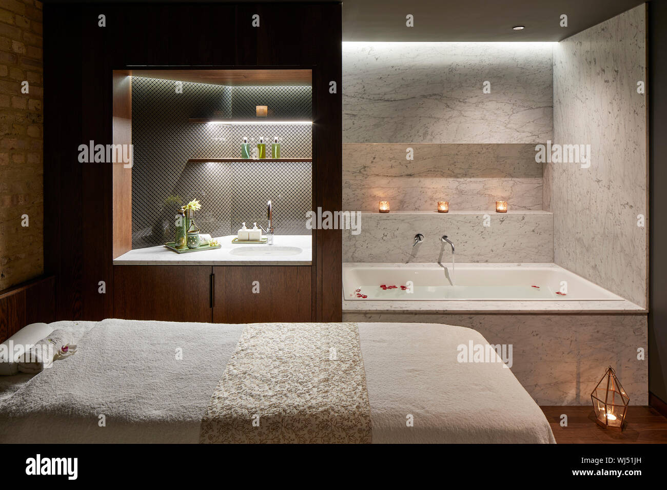 La sala di trattamento. Jiva Spa e centro benessere, Londra, Regno Unito. Architetto: Emil Eve architetti, 2019. Foto Stock