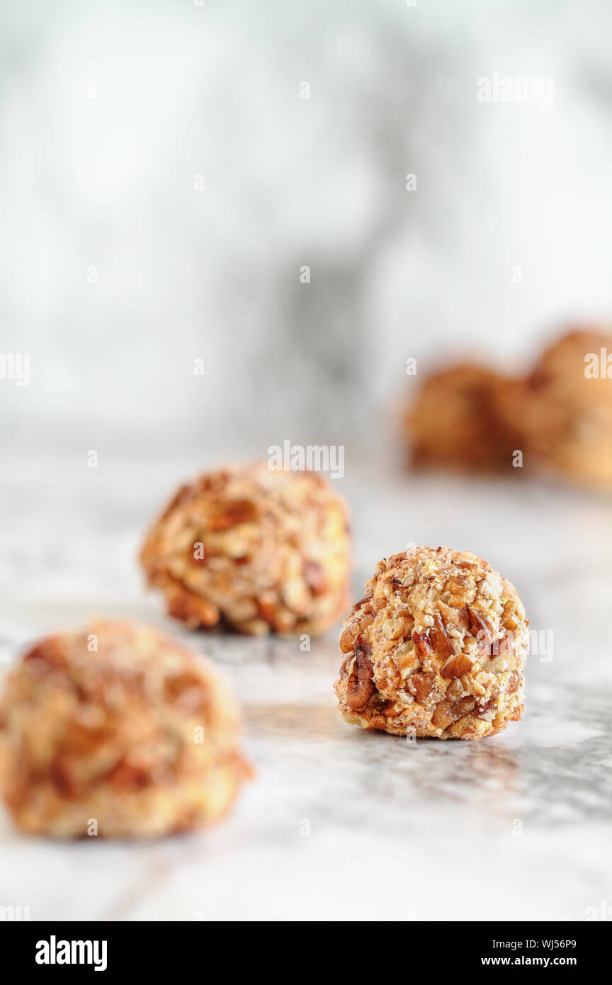 Cheto torta di zucca bombe di grasso. Realizzato con la zucca, noci pecan, olio di noce di cocco e di altri grassi..il fuoco selettivo con sfondo sfocato. Dieta Ketogenic concept Foto Stock