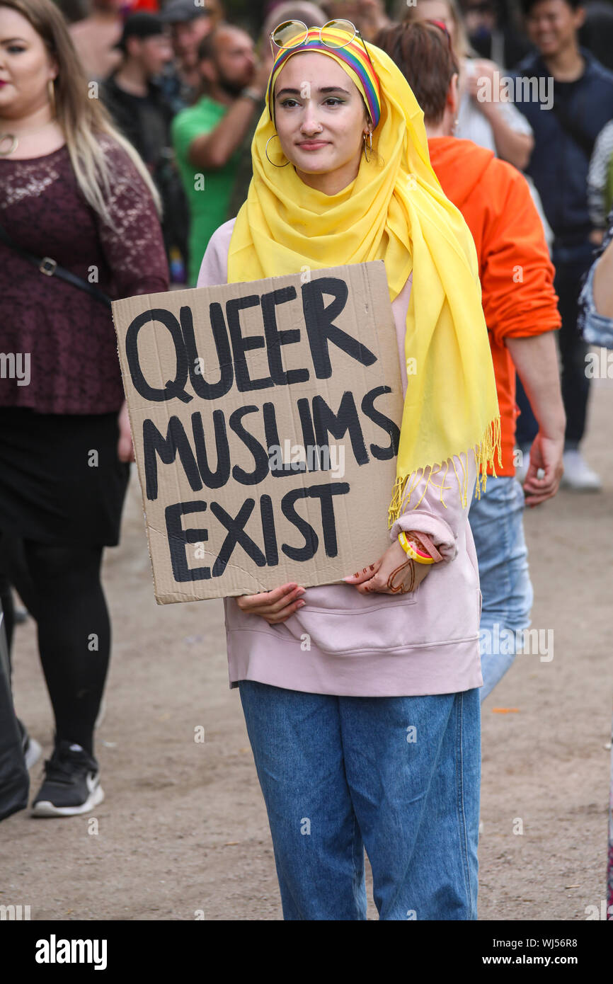 Queer musulmani esistono - giovane donna con un segno a Helsinki orgoglio dopo party in Kaivopuisto Park Foto Stock
