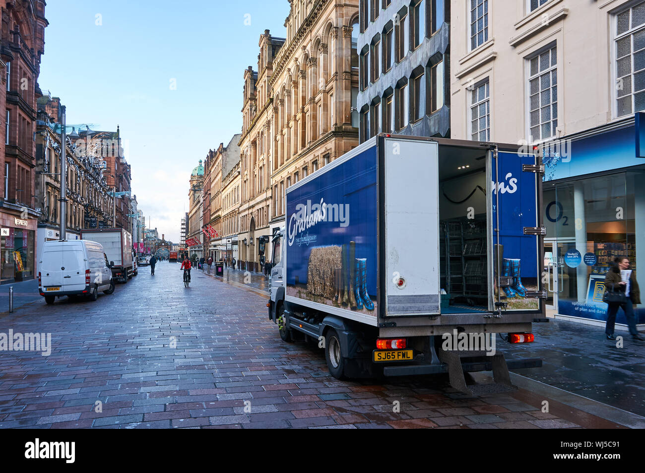 Camion di consegna sulla principale strada dello shopping di Glasgow - Buchanan Street, Scotland, Regno Unito Foto Stock