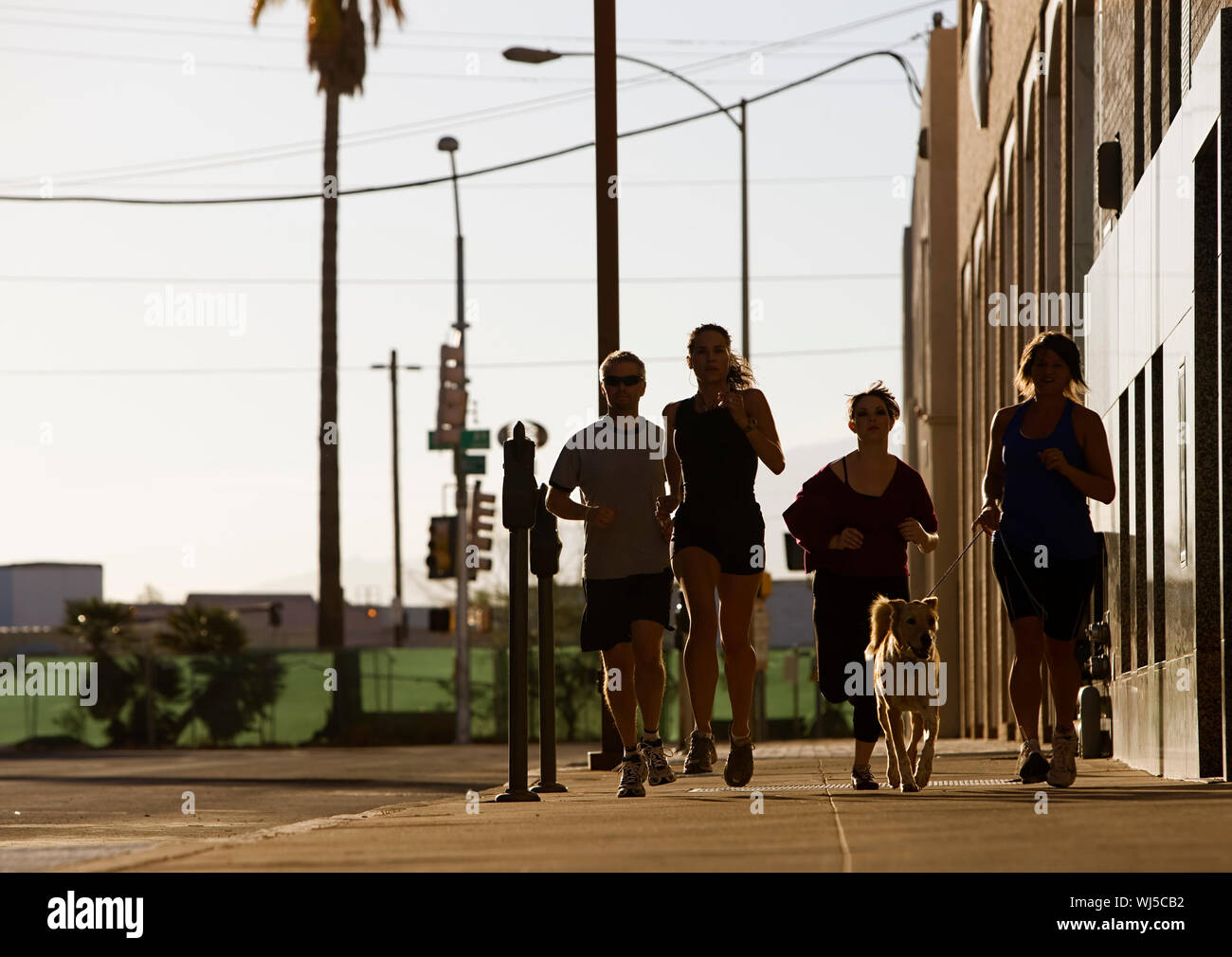 L uomo e la donna in esecuzione nella città Foto Stock