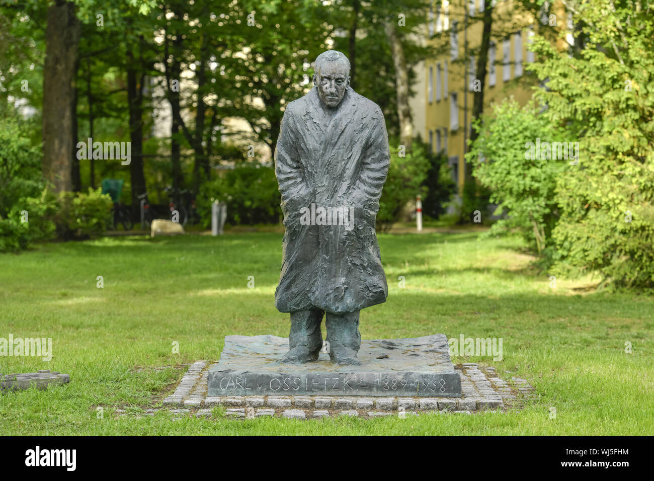 Berlino, bronzo, il monumento in bronzo, bronzo figura, fusione in bronzo, fusione in bronzo, Carl von Ossietzky, monumento, Germania, Ossietzkydenkmal, Ossietzkystra Foto Stock