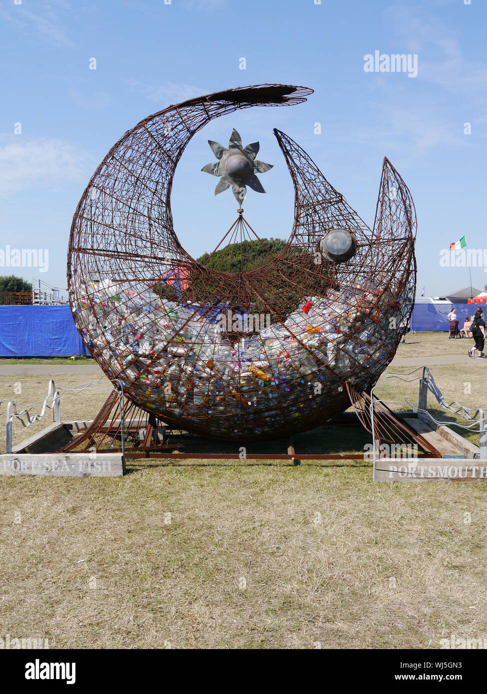 Una scultura di pesce, artista Pete Codling, riempito con plastica dei rifiuti da parte dei membri del pubblico, sul display a Southsea Portsmoutn, Foto Stock