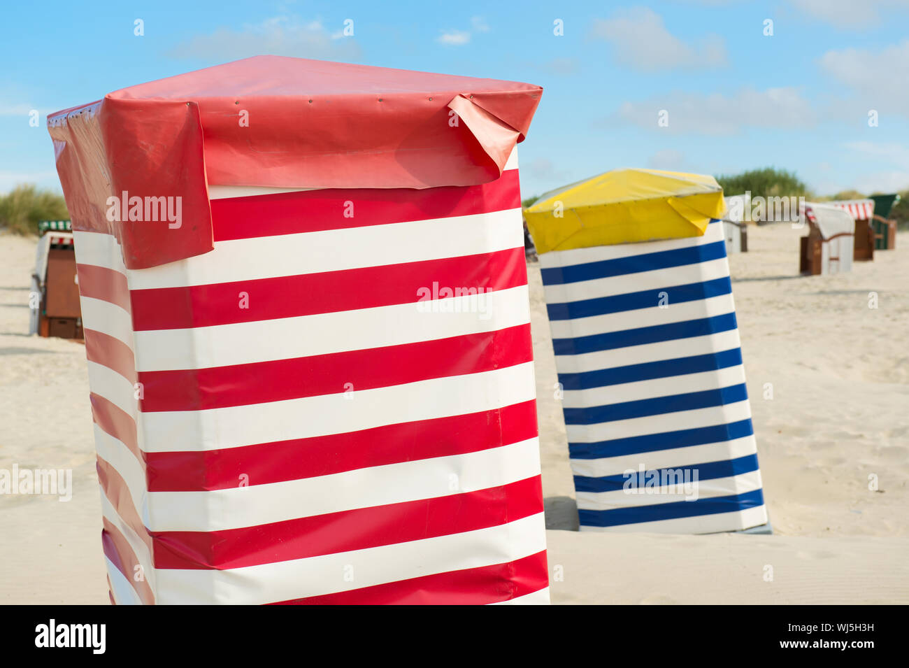 Tipiche sedie a strisce su tedesco Borkum in spiaggia Foto Stock