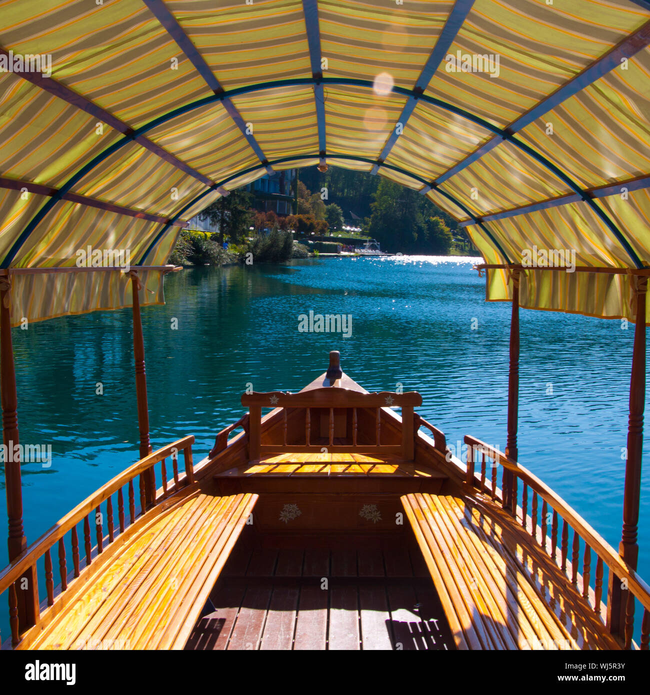 Interno della barca di legno tradizionale a Bled Slovenia Foto Stock