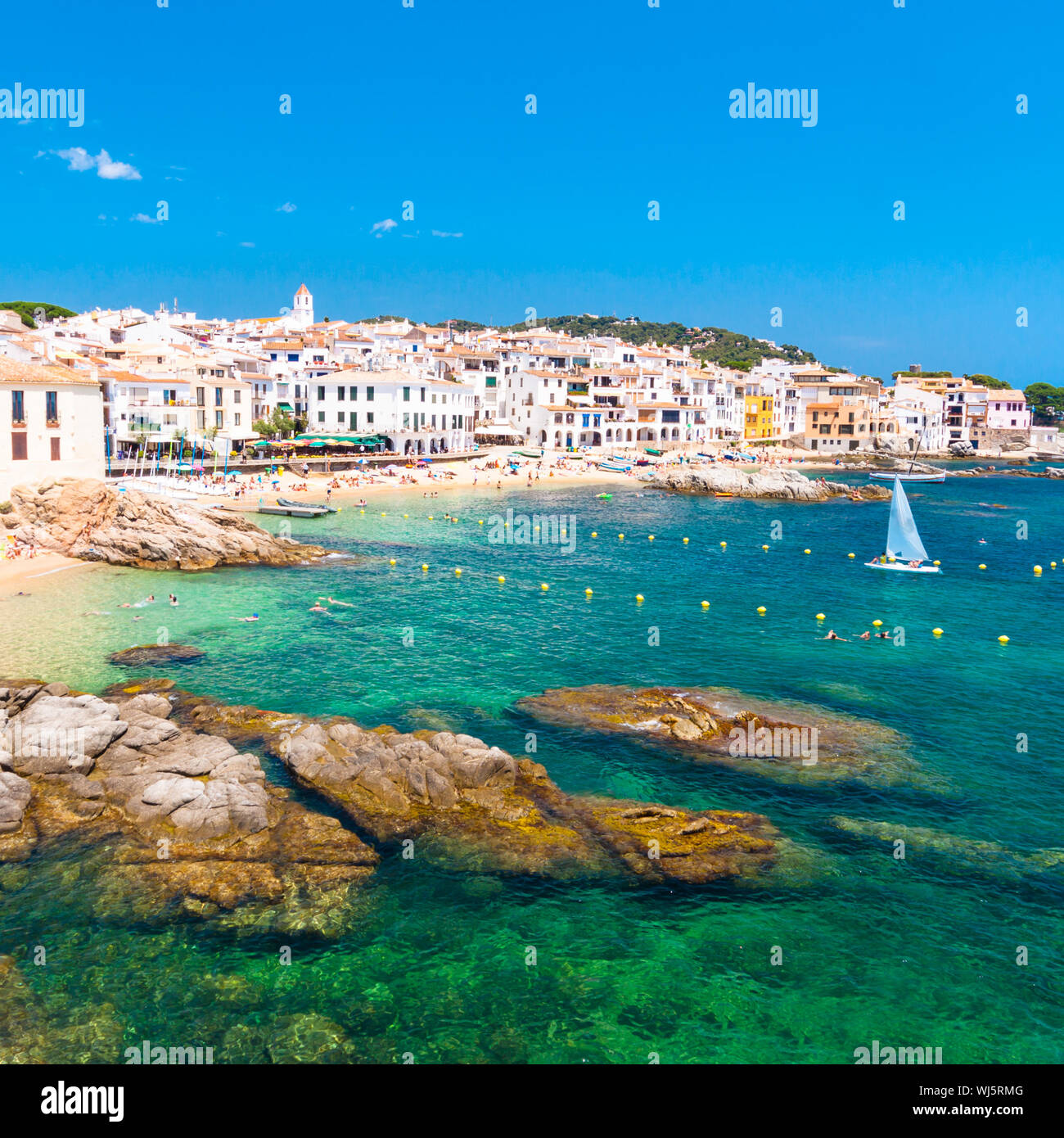 Calella de Palafrugell, imbiancati tradizionale villaggio di pescatori e una meta turistica e una destinazione per le vacanze sulla Costa Brava Catalogna. Foto Stock