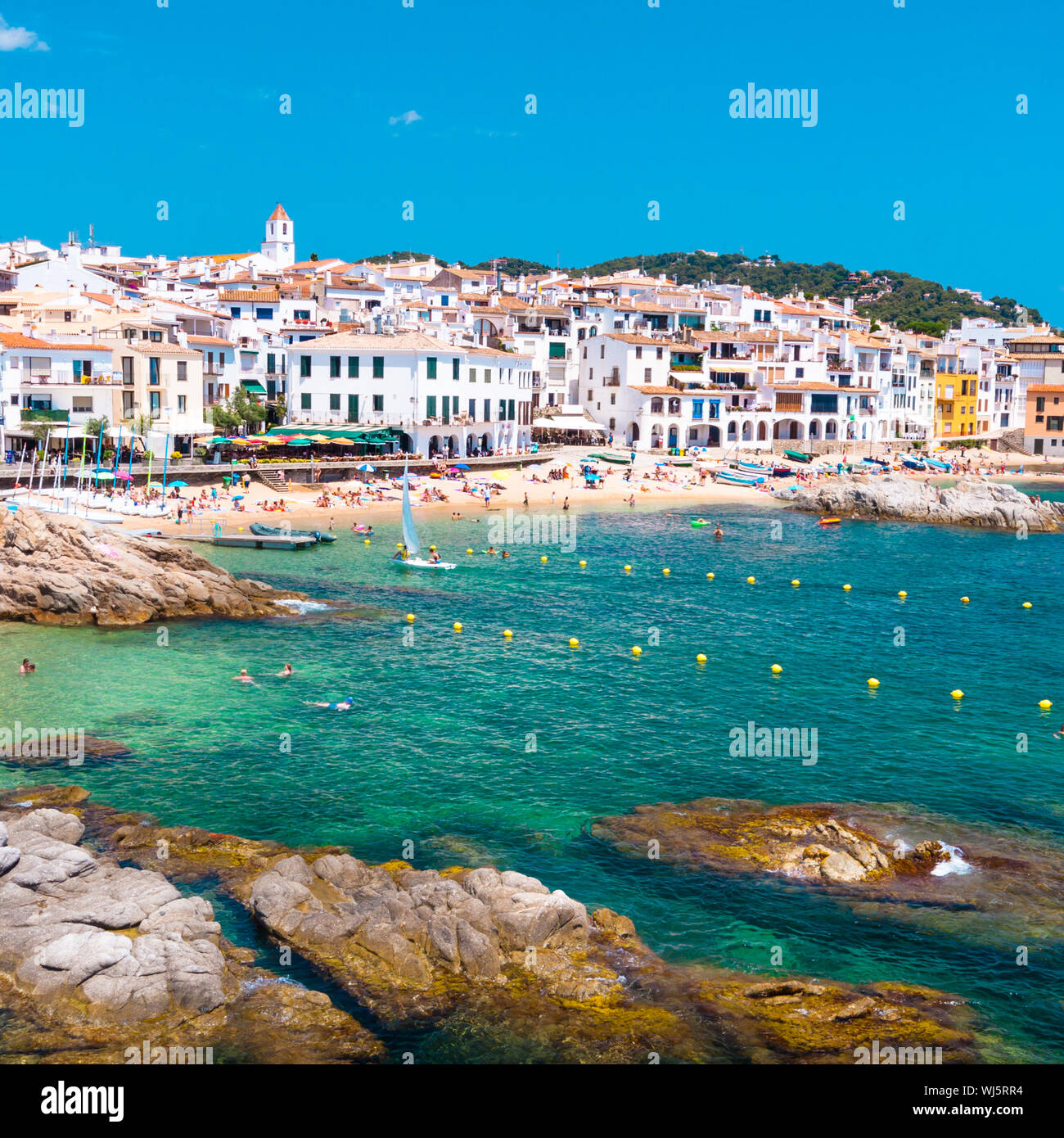 Calella de Palafrugell, imbiancati tradizionale villaggio di pescatori e una meta turistica e una destinazione per le vacanze sulla Costa Brava Catalogna. Foto Stock