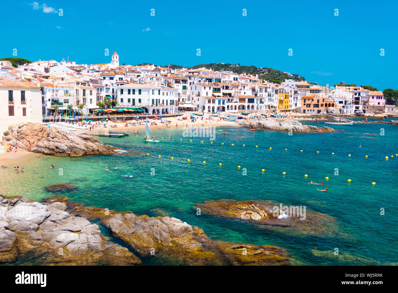 Calella de Palafrugell, imbiancati tradizionale villaggio di pescatori e una meta turistica e una destinazione per le vacanze sulla Costa Brava Catalogna. Foto Stock