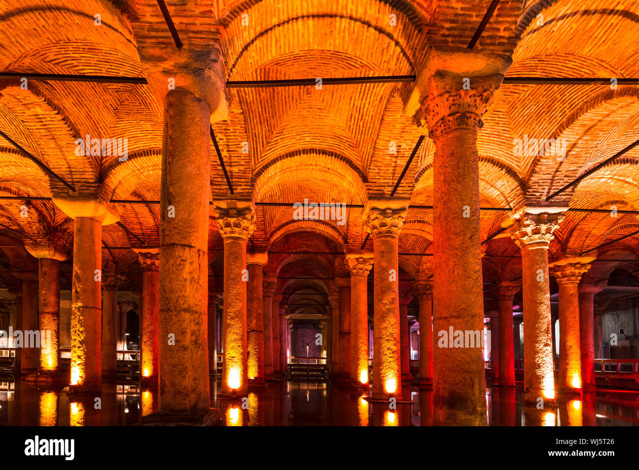 La Basilica Cisterna (turco: YEREBATAN SARAYI - "Sunken Palace', o Yerebatan Sarnıcı - 'Sunken cisterna"), è la più grande delle diverse centinaia di antiche Foto Stock