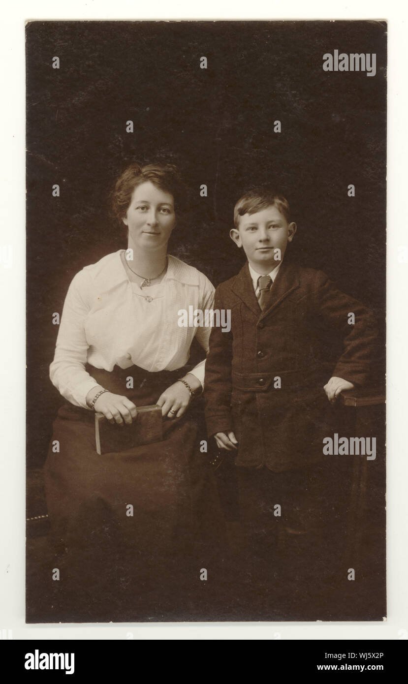 Primo 1900's studio ritratto cartolina di madre e figlio giovane, Leicester, Leicestershire, Inghilterra, Regno Unito Circa 1914 Foto Stock
