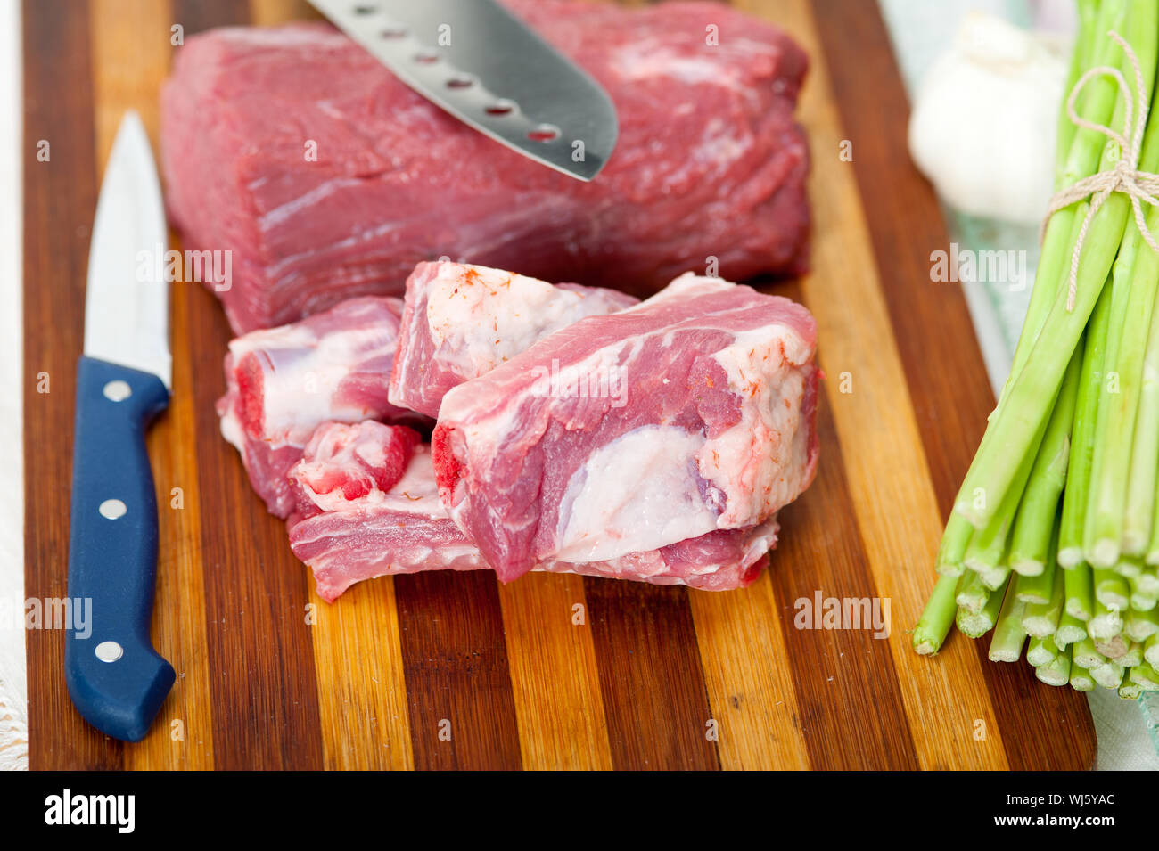 Materie di manzo e costolette di maiale con asparagi e erbe pronto per cucinare Foto Stock