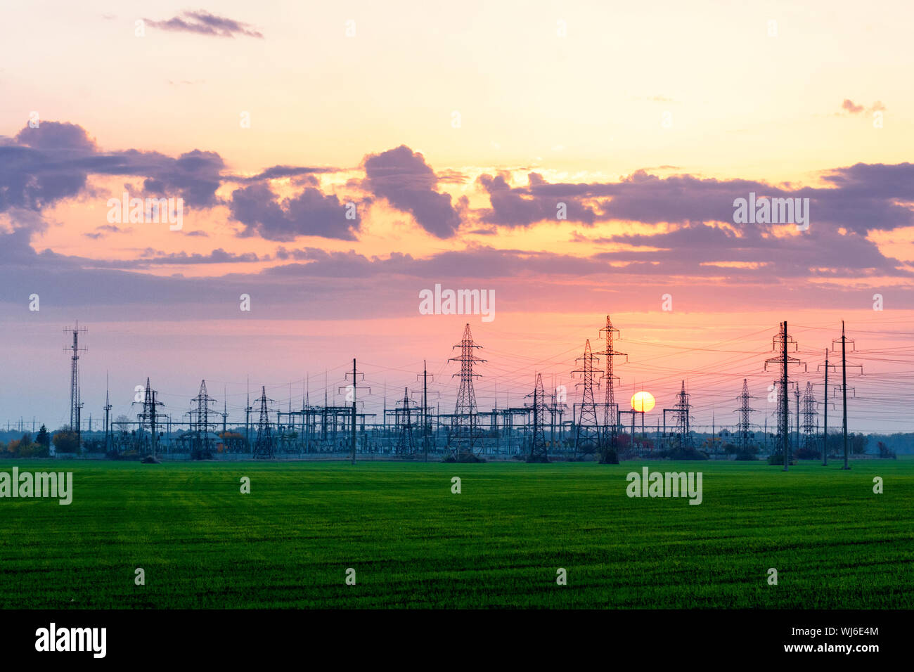 Sottostazione elettrica e Rising Sun con bellissimo cielo Foto Stock