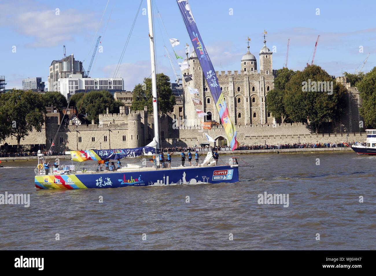 Clipper Round the World Race 2019-2020. Yacht Zhuhai sul Fiume Tamigi verso il Ponte della Torre e l'estuario del Tamigi per la gara inizia in modo Foto Stock