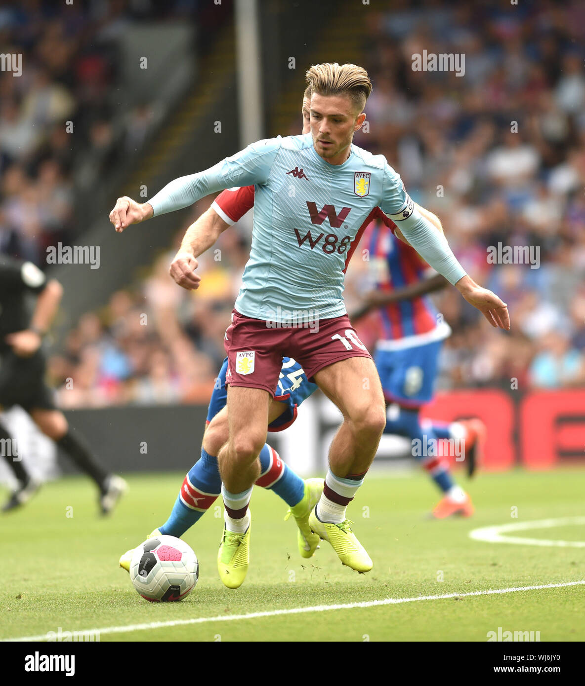 Jack Grealish di Aston Villa sul pallone durante la partita della Premier League tra Crystal Palace e Aston Villa a Selhurst Park , Londra , 31 agosto 2019 - solo per uso editoriale. Nessun merchandising. Per le immagini di calcio si applicano le restrizioni fa e Premier League inc. Nessun utilizzo di Internet/cellulare senza licenza FAPL - per i dettagli contattare Football Dataco Foto Stock